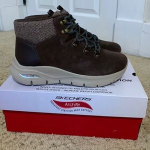 NEW Sketchers arch fit boots size 9 $79